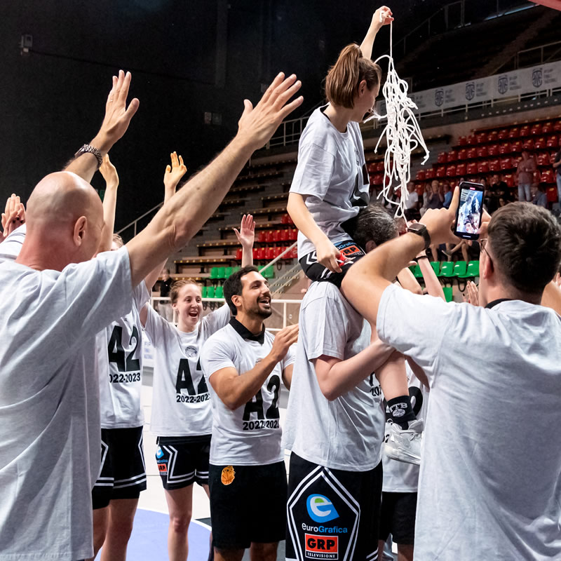 Basket Torino Femminile. Le Nostre ragazze che festeggiano l' A2 con la retina tagliata in mano